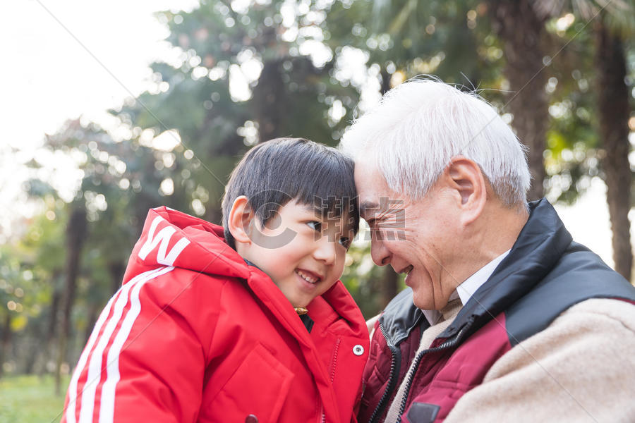 祖孙情爷爷和孙子依偎图片素材免费下载