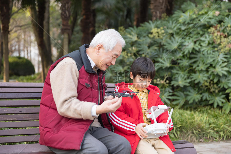 祖孙情爷爷陪孙子玩航模图片素材免费下载