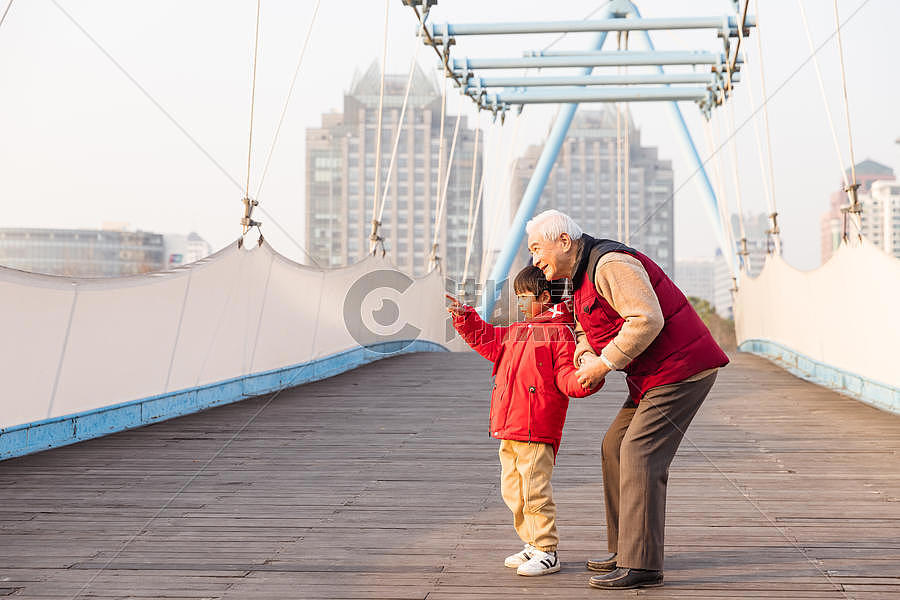 祖孙情爷爷和孙子在桥上看风景图片素材免费下载