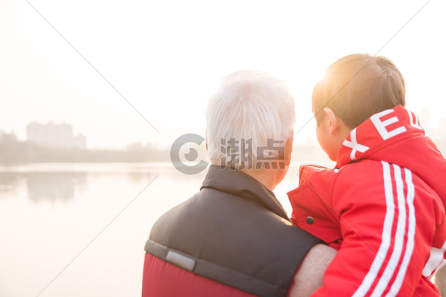 祖孙情夕阳下爷爷抱孙子摄影图6240*4160图片素材免费下载-编号935240-潮点视频