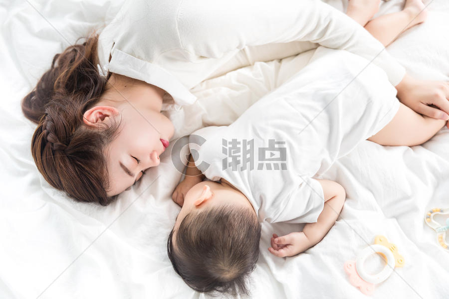 妈妈抱着宝宝入睡图片素材免费下载
