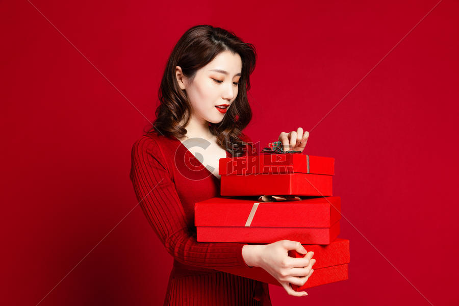 时尚女性手捧礼品盒图片素材免费下载