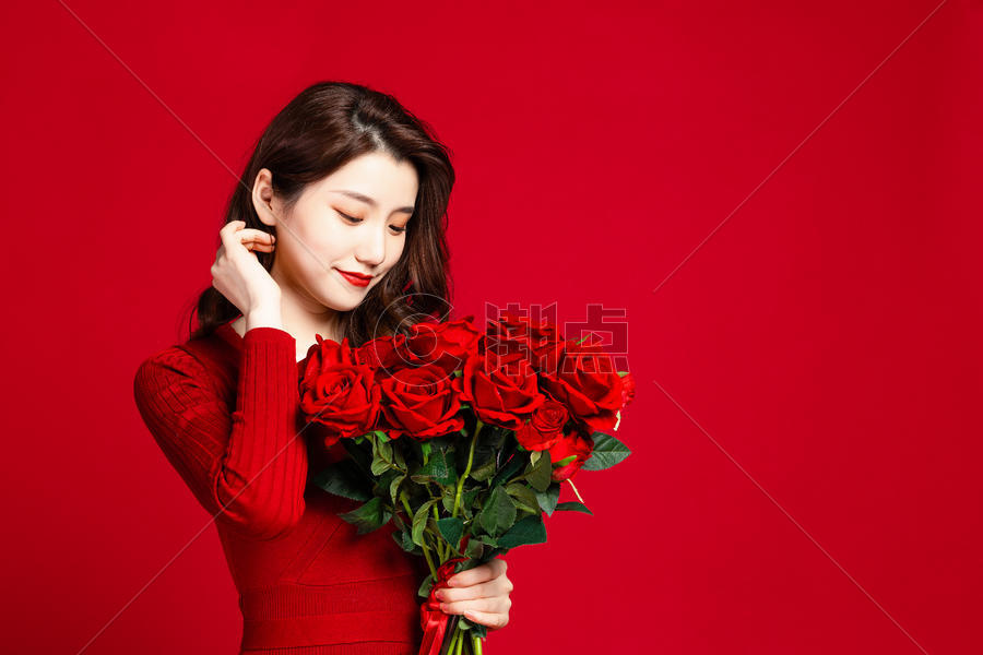 手捧玫瑰花的女生图片素材免费下载