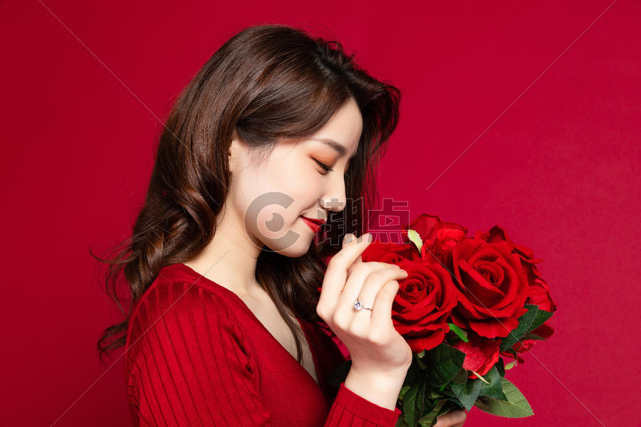 手捧玫瑰花的女生图片素材免费下载