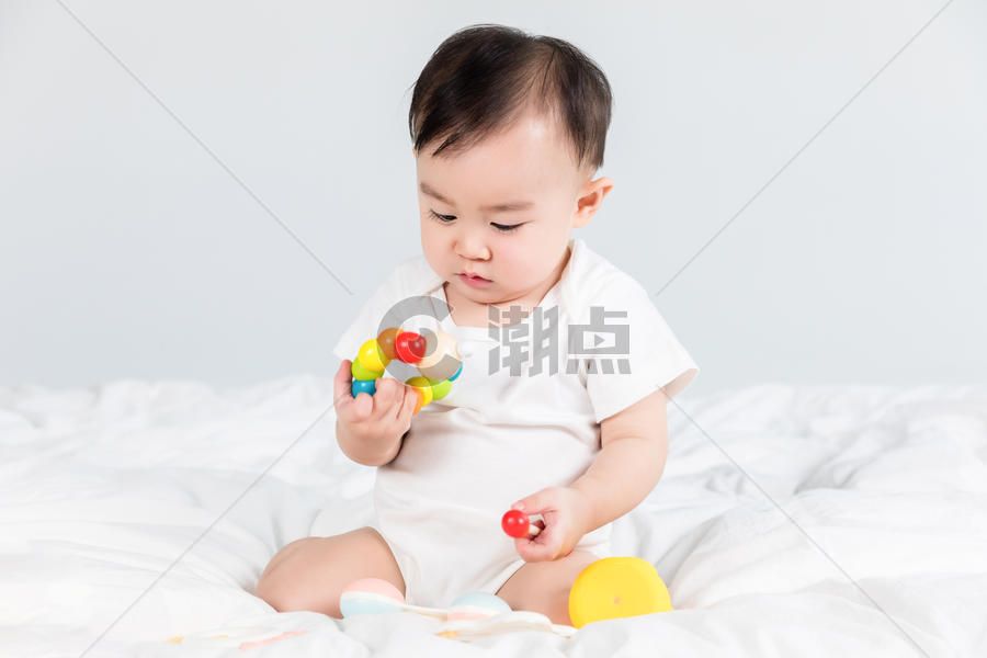 可爱婴儿玩玩具图片素材免费下载