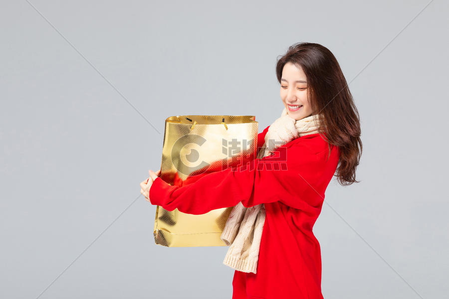 购物女性抱着购物袋图片素材免费下载