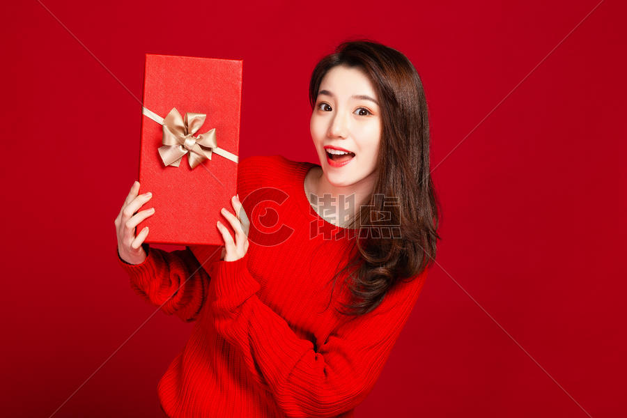 时尚美女手拿红色礼盒图片素材免费下载