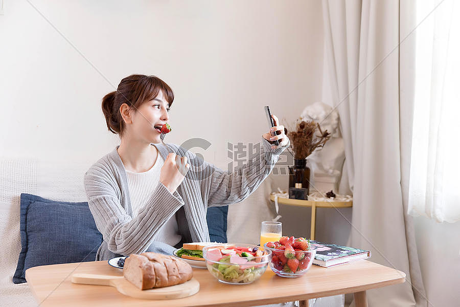 居家女性吃早餐自拍图片素材免费下载
