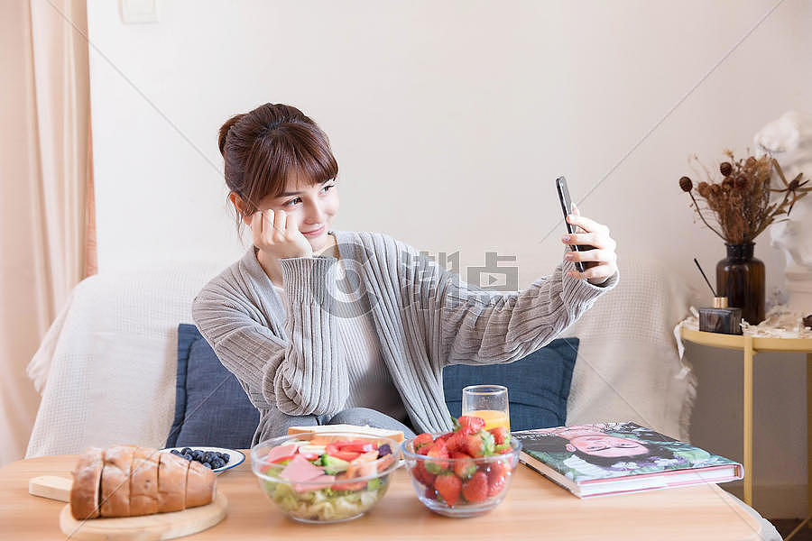 居家女性吃早餐自拍图片素材免费下载