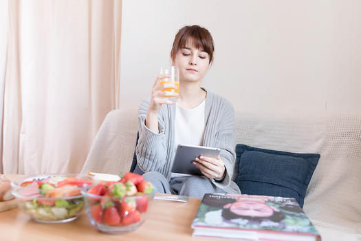 居家女性喝果汁图片素材免费下载