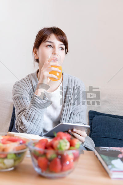 居家女性喝果汁图片素材免费下载