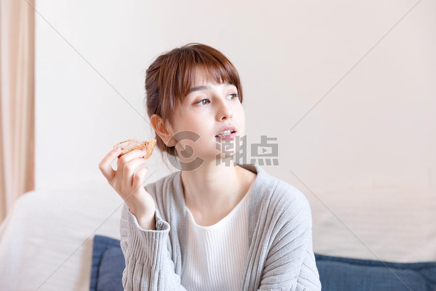 吃面包的女性图片素材免费下载