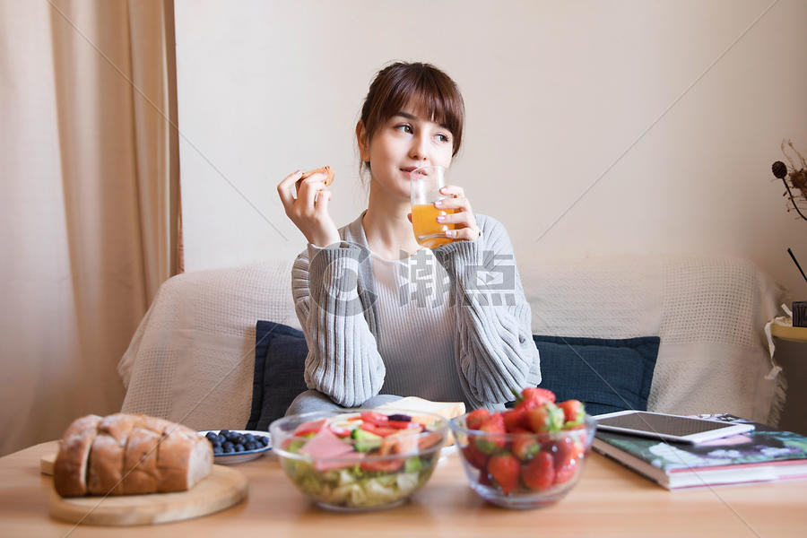 居家女性吃早餐图片素材免费下载