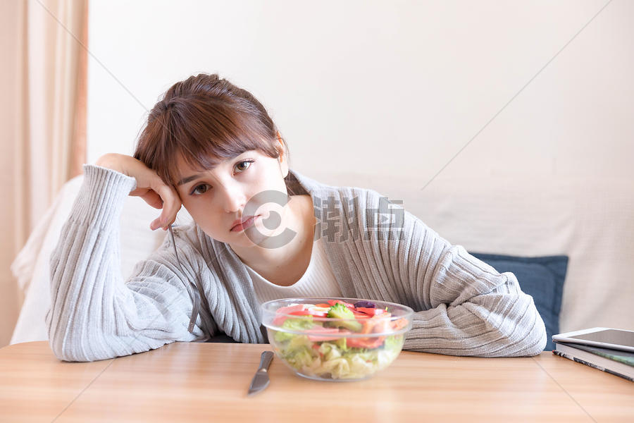 居家女性抗拒吃沙拉图片素材免费下载
