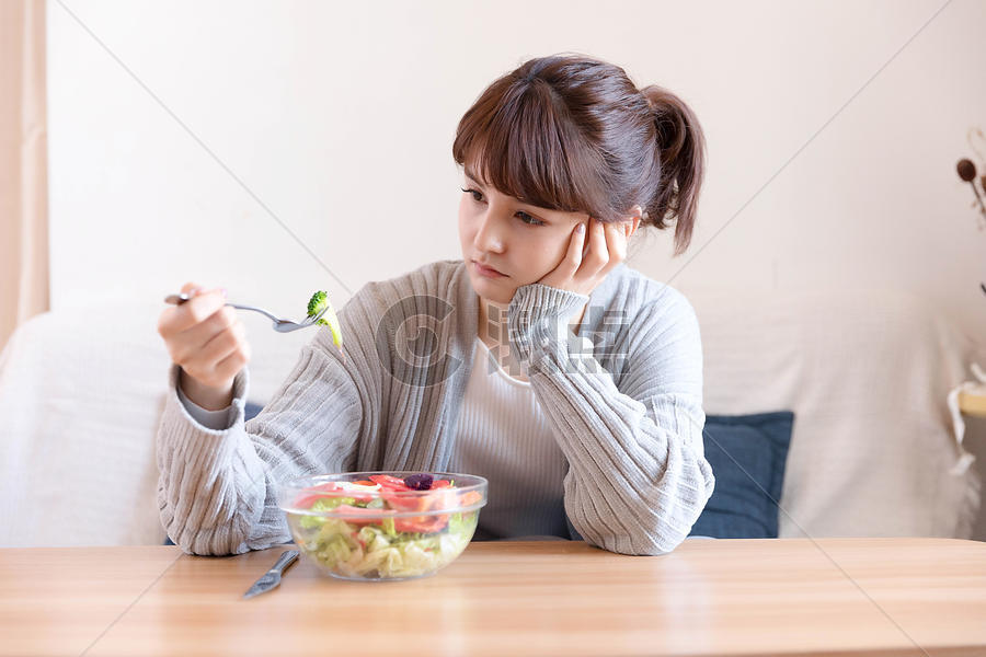 居家女性抗拒吃沙拉图片素材免费下载