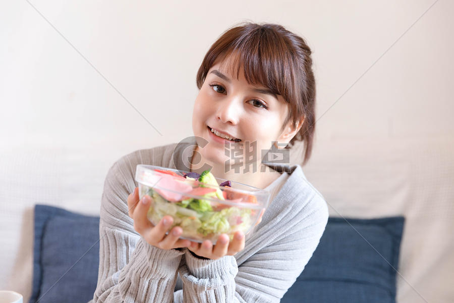 居家女性吃沙拉图片素材免费下载