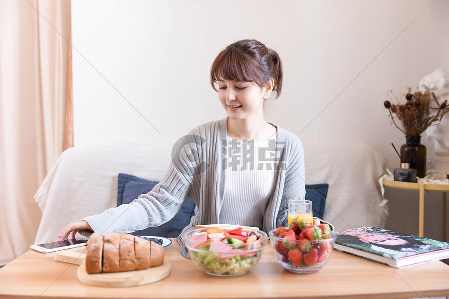 居家女性吃早餐图片素材免费下载