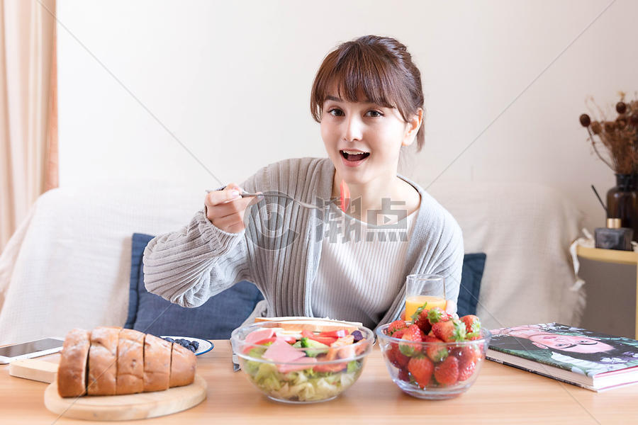 居家女性吃沙拉图片素材免费下载