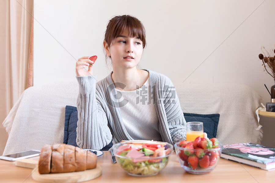 居家女性吃水果图片素材免费下载