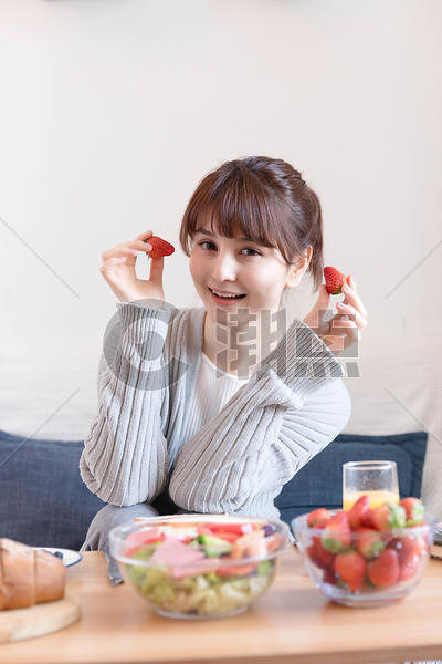 居家女性吃水果图片素材免费下载