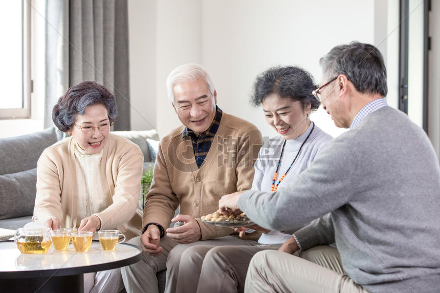 快乐的老年人喝茶聊天图片素材免费下载