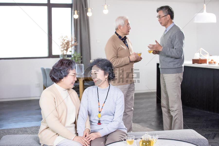 快乐的老年人喝茶聊天图片素材免费下载