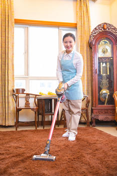 保洁员清洁地毯图片素材免费下载