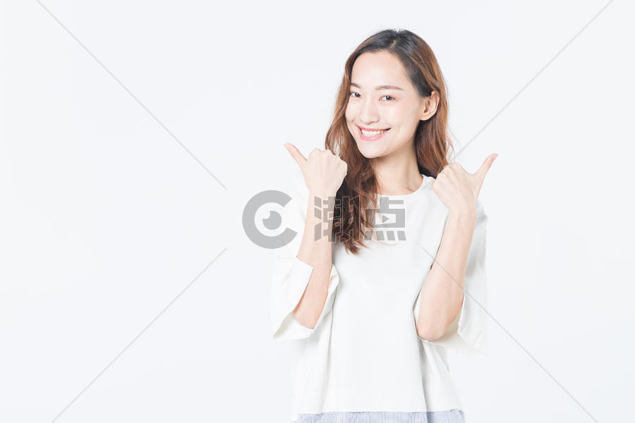 年轻女性开心举大拇指图片素材免费下载