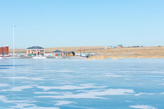 结冰的蓝色湖面图片素材免费下载