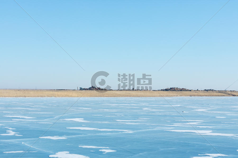 结冰的蓝色湖面图片素材免费下载