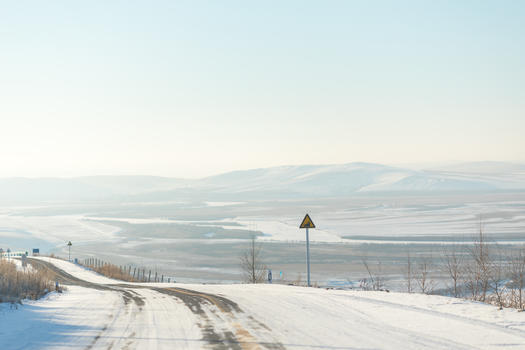 曲折蜿蜒的雪地公路图片素材免费下载
