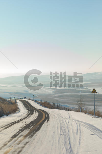 曲折蜿蜒的雪地公路图片素材免费下载