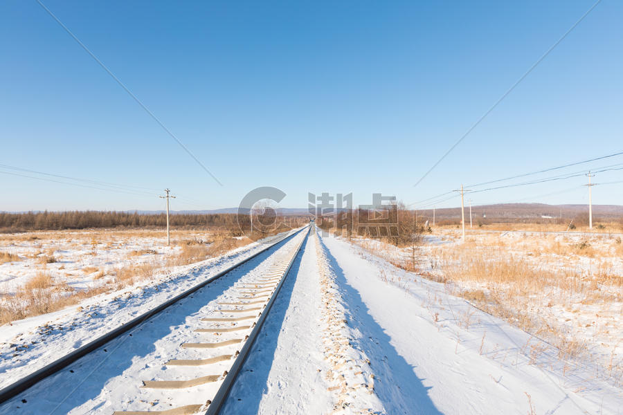 下雪的火车轨道图片素材免费下载