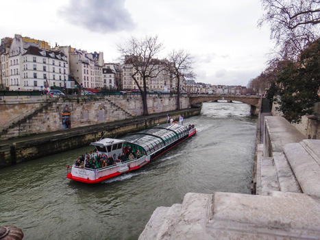 法国巴黎塞纳河游船图片素材免费下载