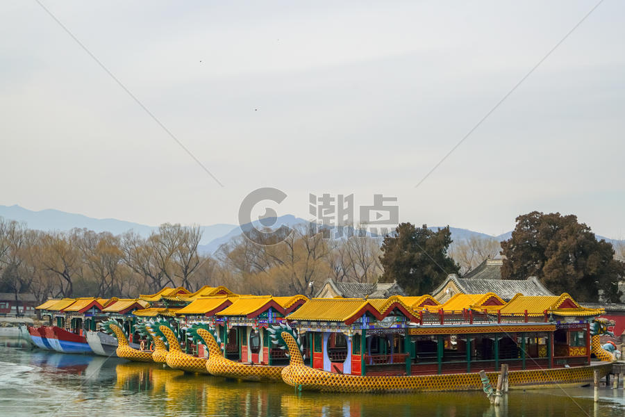北京颐和园湖面上停靠的船图片素材免费下载