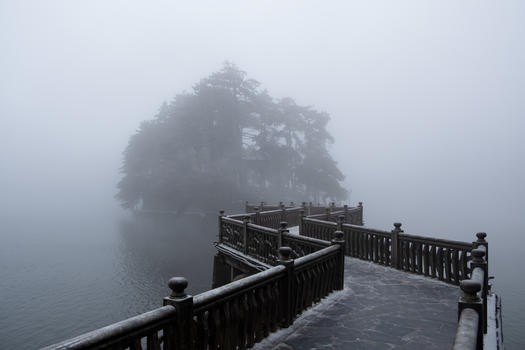 大雾中的庐山如琴湖九曲桥图片素材免费下载