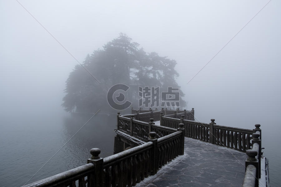 大雾中的庐山如琴湖九曲桥图片素材免费下载