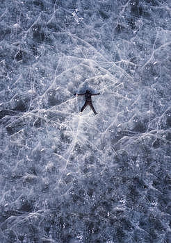 躺在冰面上的人图片素材免费下载