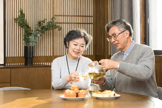 老年夫妇喝茶聊天图片素材免费下载