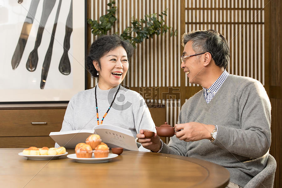 老年夫妻喝茶聊天图片素材免费下载