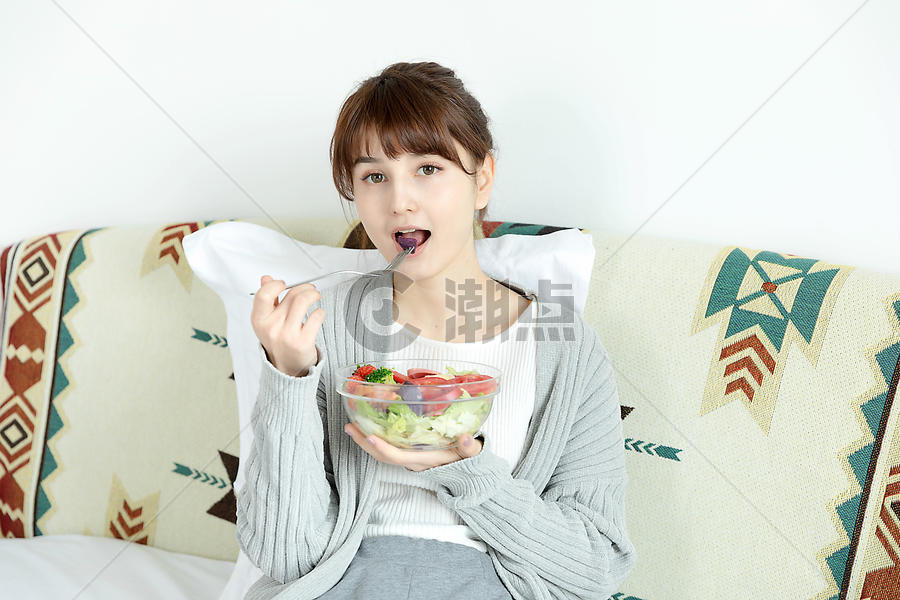 居家女性床上吃早餐图片素材免费下载