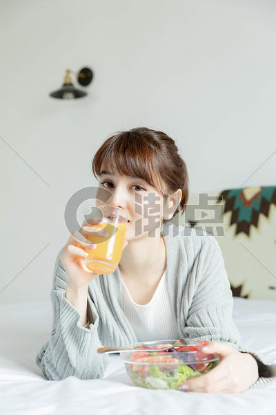居家女性床上吃早餐图片素材免费下载