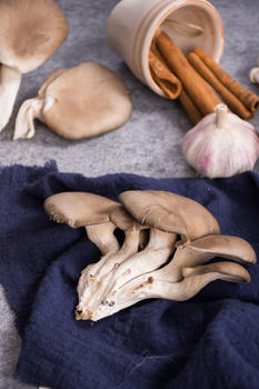 菌类食材平菇在桌面上图片素材免费下载