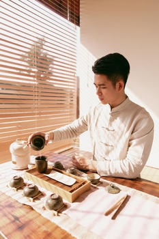 正在倒茶的茶艺师图片素材免费下载