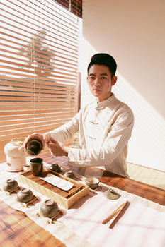 正在倒茶的茶艺师图片素材免费下载