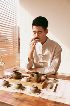 男性茶艺师喝茶图片素材免费下载