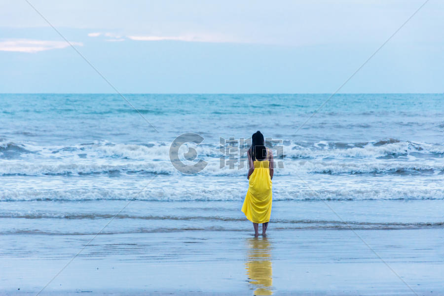 海边的女人图片素材免费下载