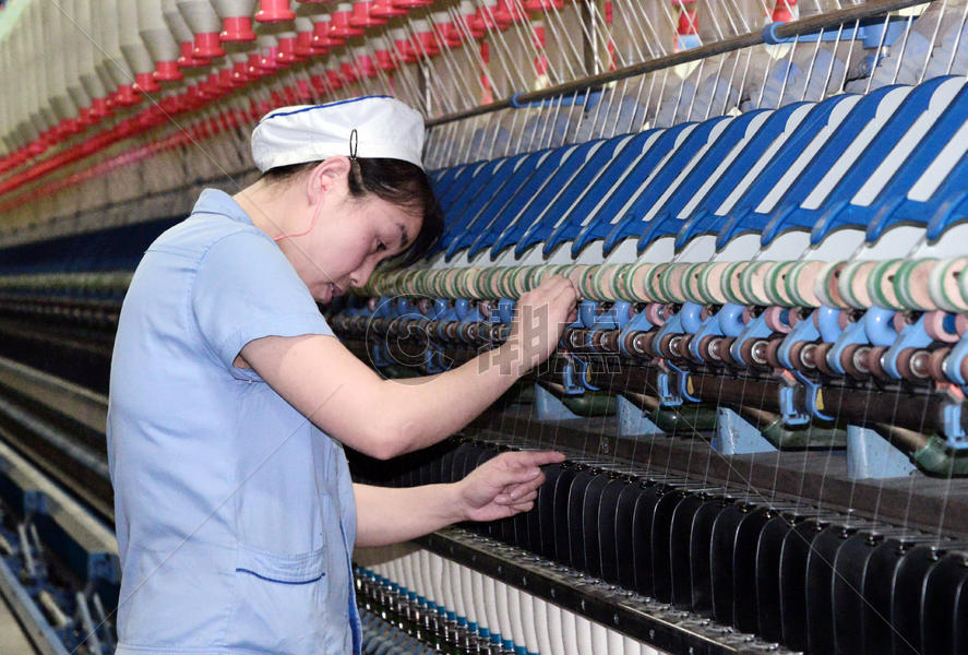  纺织工人检查纺纱机图片素材免费下载
