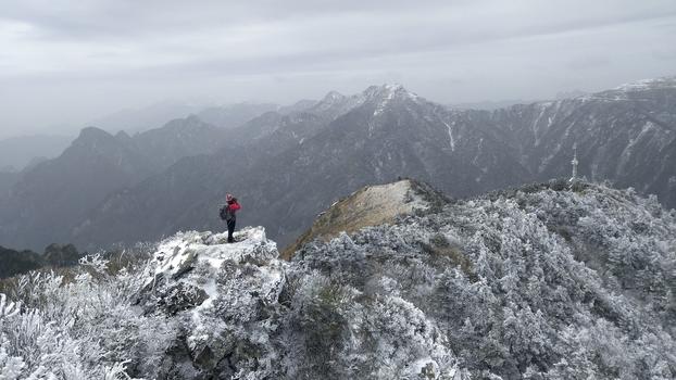 雪山上拍照的人图片素材免费下载