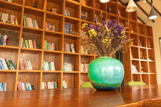 书桌台前的花瓶图片素材免费下载